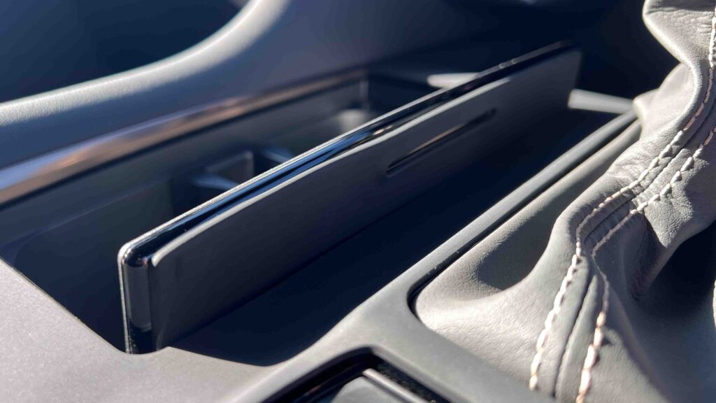 40系アルファードのシフトパネル保護カバー装着状態。ピアノブラック部分を保護しつつ、ドリンクホルダーの蓋の開閉にも干渉しないことが分かる