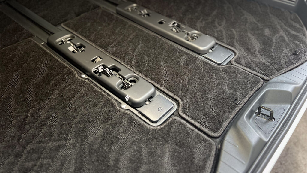 アルファードに装着した社外フロアマット