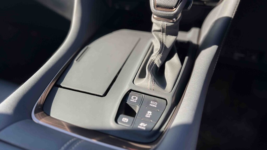 40系アルファードのシフトパネルに装着した保護カバー。ピアノブラック部分の埃や細かな傷を防ぎ、見た目を変えずに保護できる