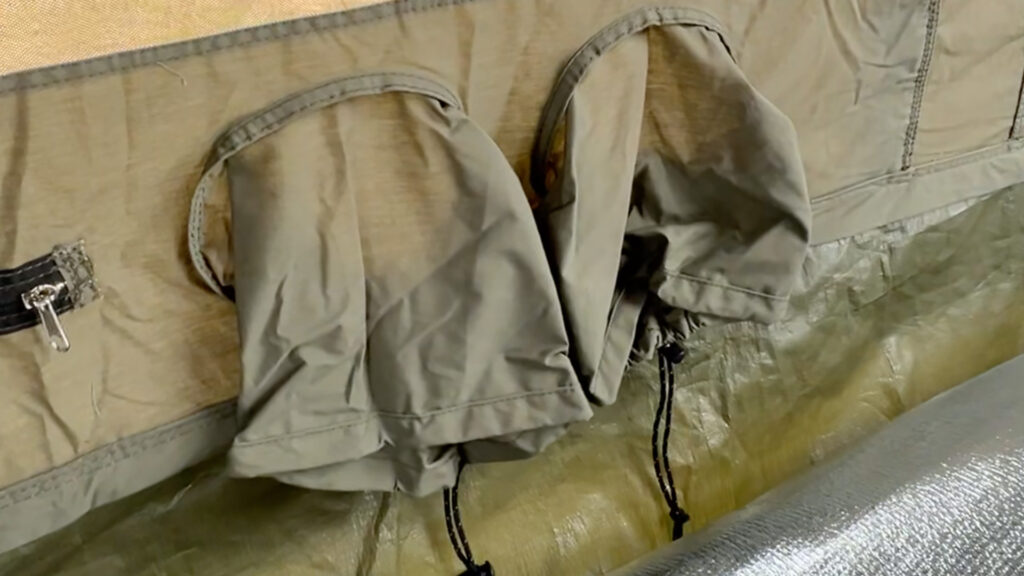 TOMOUNT LODGE AIR-8テントのエアコンダクトとホース通し口