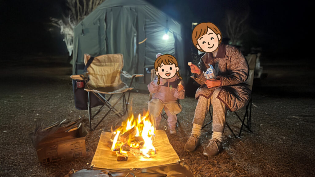 TC素材のTOMOUNT LODGE AIR-8テントの近くで焚き火を楽しむキャンプシーン