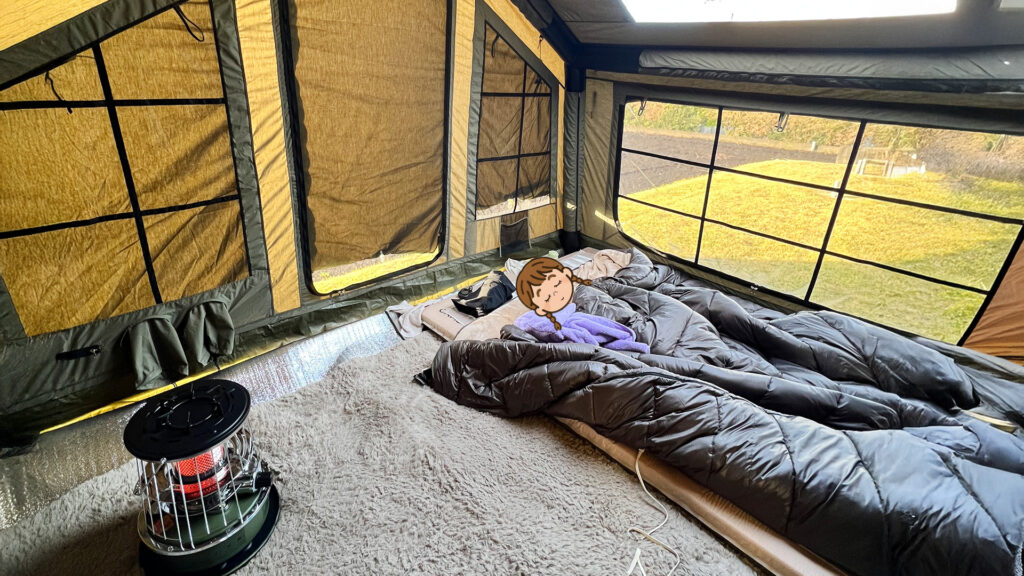 キャンプでTOMOUNT LODGE AIR-8のテント内で子供が安心して眠っている様子