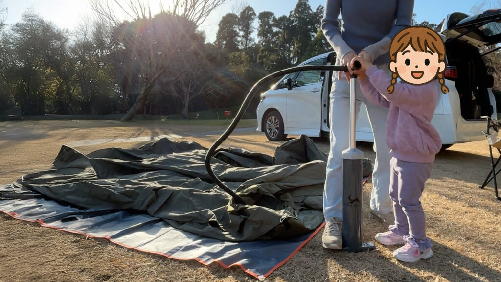 ポンプで空気を入れて設営しているTOMOUNT LODGE AIR-8のエアーテント