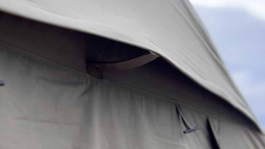 TOMOUNT LODGE AIR-8テントのベンチレーション構造と換気用メッシュ窓