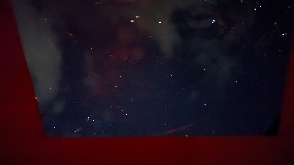 TOMOUNT LODGE AIR-8のTPU天窓から見えるキャンプ場の星空