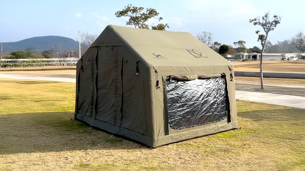 キャンプ場に設営したTOMOUNT LODGE AIR-8のエアーテント外観